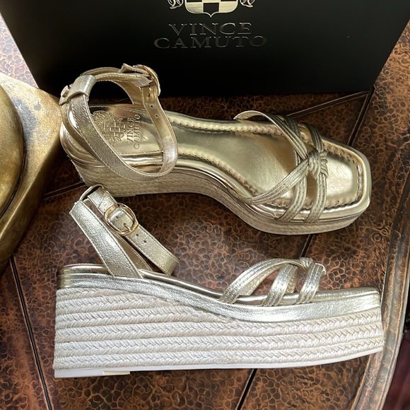 VINCE CAMUTO WEDGE SANDALS - Picture 5 of 9
